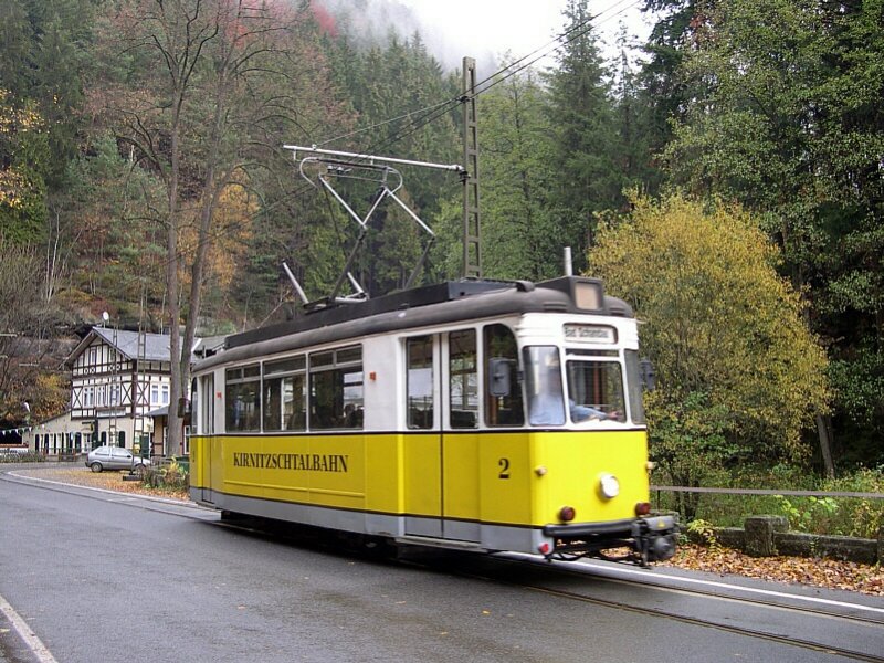 Schsische Schweiz 2004 - Seit 1898 verbindet die Kirnitzschtalbahn das kleine rtchen Bad Schandau an der Elbe mit dem Lichtenhainer Wasserfall, eines der bekanntesten Ausflugsziele in der Schsischen Schweiz. Triebwagen 2 ist am 21.10.2004 beim Wasserfall als Solotriebwagen nach Bad Schandau unterwegs.