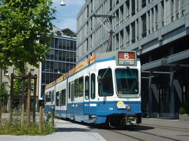 Snfte 2109 auf der Linie 6, Endhaltestelle Bahnhof Enge.