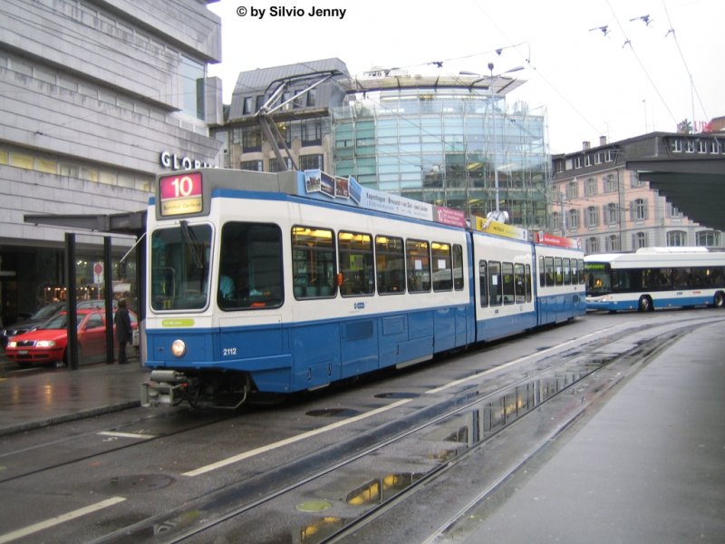 Snfte 2112 am 7.12.07 beim Lwenplatz, dahinter steht bereits der Swisstrolley 156 auf der Linie 31. Die Linie 10 hlt nur in Richtung Bhf, Oerlikon beim Lwenplatz, da die Fahrzeuge der Linie 10 beim Hauptbahnhof via Gessneralle gewendet werden und diese Schleife endet erst beim Lwenplatz.