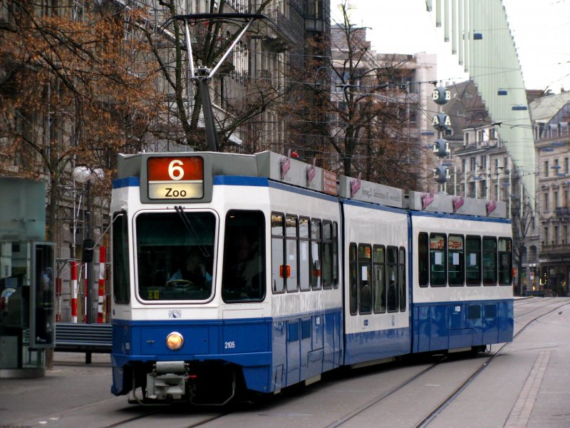 Snfte Be 4/8 2105 biegt in die Bahnhofstrasse ein. Am Wochenende fhrt die Linie 6 vom Zoo nur bis zum Hauptbahnhof und nicht bis zum Bahnhof Enge. Die Trams fahren daher zum Wenden durch die Gessnerallee. 28.Dezember 2008