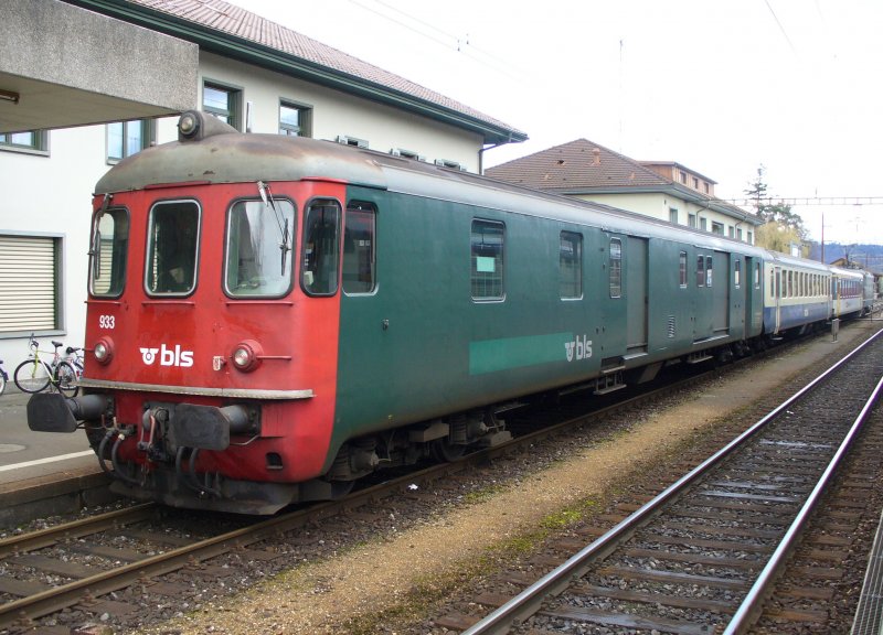 Sahlenweidli Pendel mti SBB / bls Dt 50 85 92-33 933-9 + bls B 50 63 20-33 705-4 + SBB AB 50 85 39-35 071-2 + bls 420 505 ( ex SBB Re 4/4 )im Bahnhof von Lyss am 03.03.2007