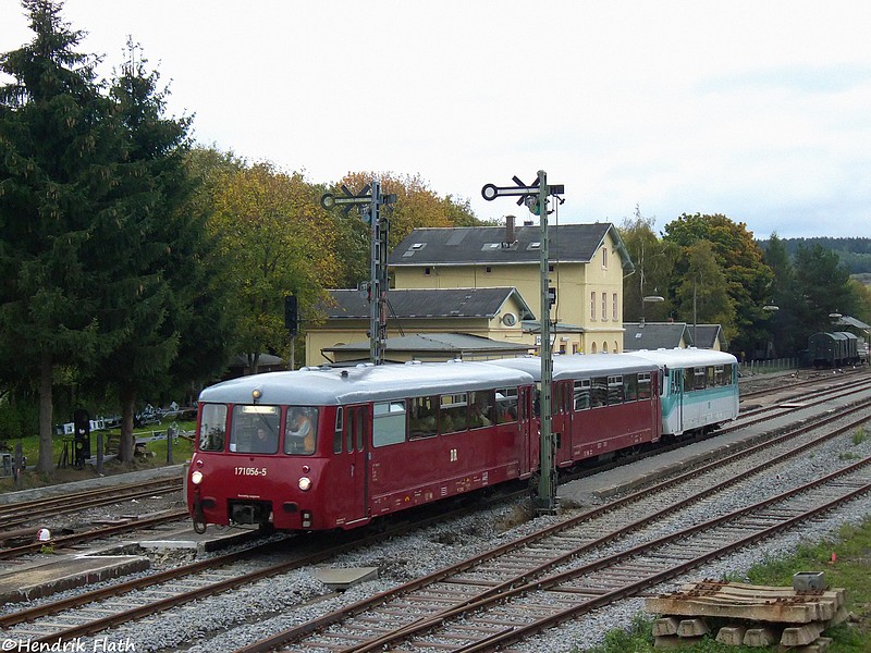 Saisonende fr die Erzgebirgische Aussichtsbahn im Jahr 2009: Das letzte EAB-Zugpaar fhrt am verregneten 04.10.2009 aus dem Bahnhof Schlettau aus.