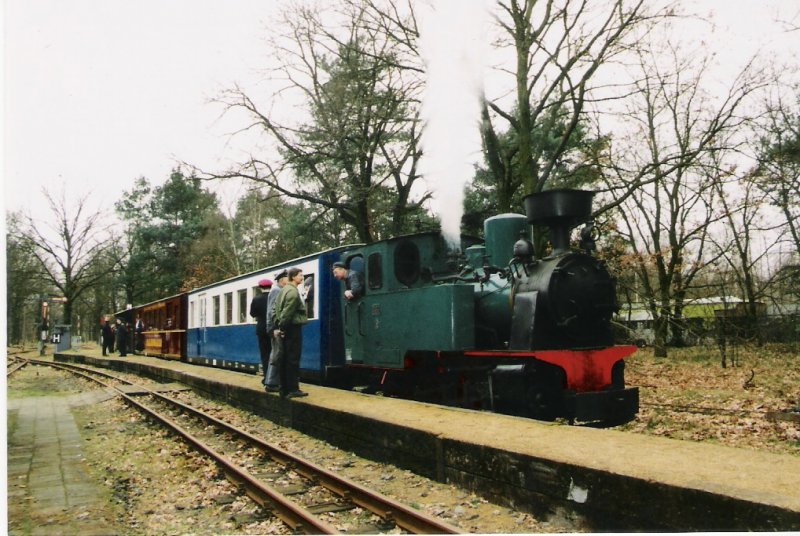 Saisonerffnung 2004 mit Lok Lowa. Sie steht hier mit ihrem Zug am Betriebswerk.
Diese Lo habe ich schon gut 2 Jahre nicht mehr fahren sehen :-(