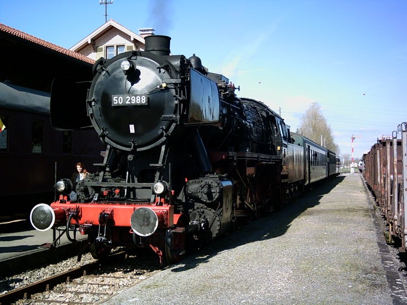 Saisonerffnung Sauschwnzlebahn : 50 2988 mit Sonderzug in Richtung Immendingen im Bhf. Zollhaus-Blumberg am 30.04.2006.
