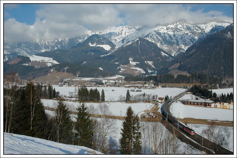 Saisonzug D 13205 sollte am 16.2.2008 mit einer Lok der Reihe 1144 bespannt gewesen sein. Naja, von dieser Entfernung kann ich das nicht erkennen, ob es eine 1144 oder 1044 ist, wird aber schon stimmen. Die Location kennen wir ja schon, diesmal von einem sehr erhhten Standort mit den Leoganger Steinbergen im Hintergrund.