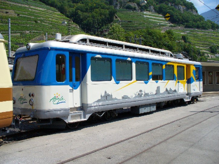 Salon - Zahnrad - Triebwagen .. Arseh 2/4 201 der( AL  = Aigle - Leysin .. 1000 mm .. TPC Gruppe )vor dem Depot in Aigle am 30.07.2006
