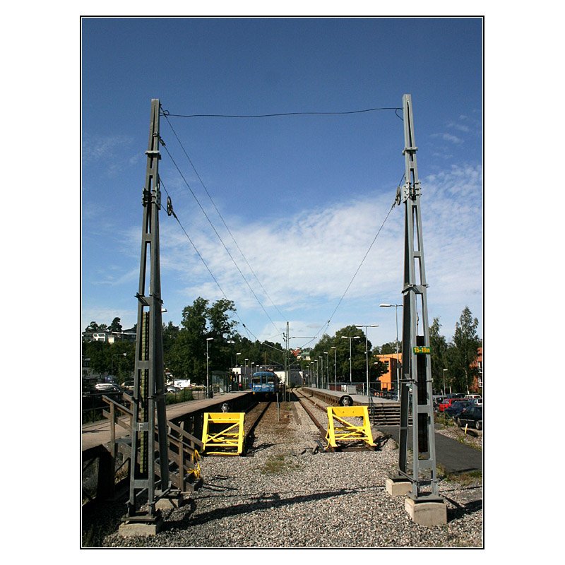 Saltsjöbanan, Endstation Saltsjöbaden. Zum Ausbau auf Stadtbahnbetrieb müssen die hohen Bahnsteige abgebaut werden, für einen höhere Zugdichte zusätzliche Ausweichemöglichkeiten an der meist eingleisigen Strecke geschaffen werden. 

19.08.2007 (M)