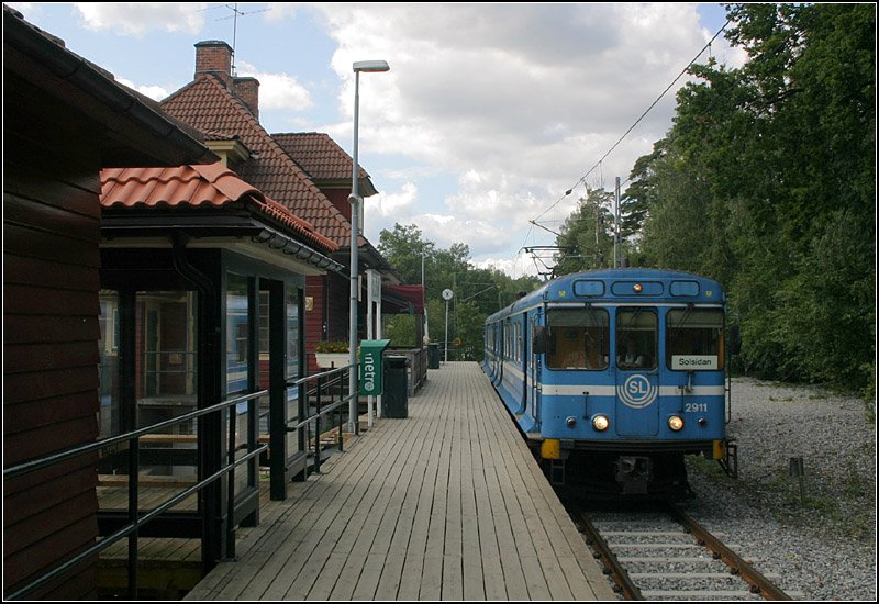 Saltsjöbanan, Endstation  Solsidan . Hier endet die kurze Zweigstrecke mit vier Stationen, die ab  Igelboda  im Pendelbetrieb befahren wird. Viele Hochbahnsteige der Saltsjöbanan sind wie hier Holzkonstruktionen. 

19.08.2007 (M)