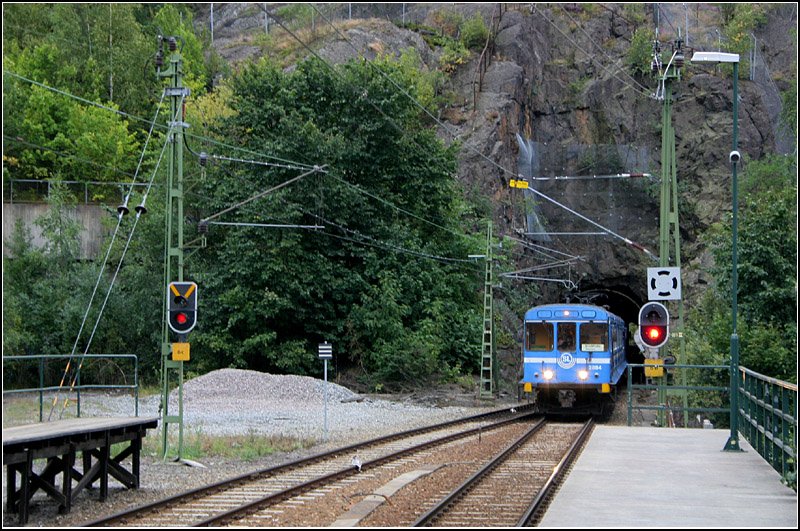 Saltsjöbanan, Station  Henriksdal  - 

In den nächsten Jahren wird sich hier vieles verändern, so wird diese Aufnahme bald schon historischen Wert haben. 

28.08.2007 (M)