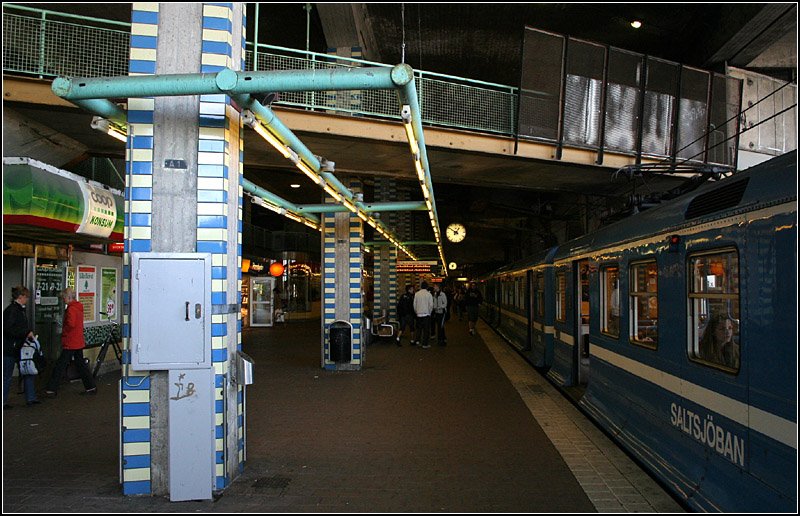 Saltsjöbanan, Station  Slussen  -
 
In wenigen Jahren werden die Aufnahmen dieser Station schon historisch sein. Im Zusammenhang mit der Umstellung der Saltsjöbanan auf Stadtbahnbetrieb und die Weiterführung der Tvärbanan bis Slussen soll weiter oben im Berg eine neue unterirdische Endstation im Felsgewölbe gebaut werden. 
Diese Pläne sind inzwischen wohl aufgegeben.

29.08.2007 (M)