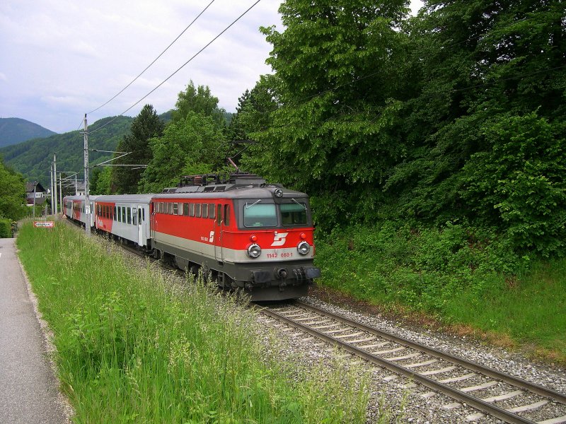 Salzkammergut 2009 - Den REX 3424 Linz-Stainach Irdnung darf am 22.05.2009 die 1142 668-1 schieben. In Krze erreicht der Zug Altmnster am Traunsee. Nur ein Zugpaar dieser Relation wird aus  City-Shuttle -Wagen gebildet, die restlichen fahren ausschlielich mit den  E-Talent -Triebwagen. Eine weitere Ausnahme bildet jedoch noch die Kurswagengruppe des IC 546/749 Wien-Stainach Irdning-Wien.