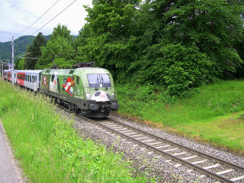 Salzkammergut 2009 - Die 1116 264  EUROmotion  zieht am 22.05.2009 den R 3425 Obertraun Koppenbrllerhhle-Linz durch das Salzkammergut. Hier befindet sie sich in der Nhe von Altmnster am Traunsee mit Fahrtrichtung Gmunden.