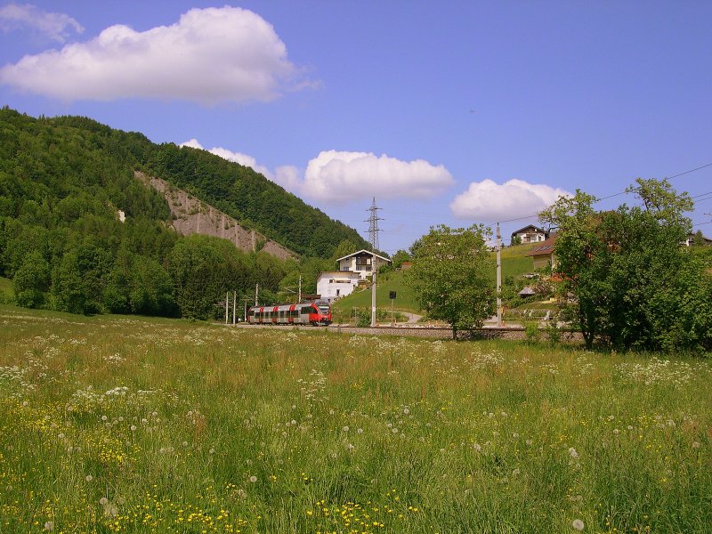 Salzkammergut 2009 - Die Expresszge Linz-Stainach Irdning werden, bis auf zwei Aunahmen, mit Triebwagen der Reihe 4024 gefahren. Nummer 048 ist am 18.05.2009 bei Gmunden als REX 3420 auf dem Weg nach Stainach Irdning. 