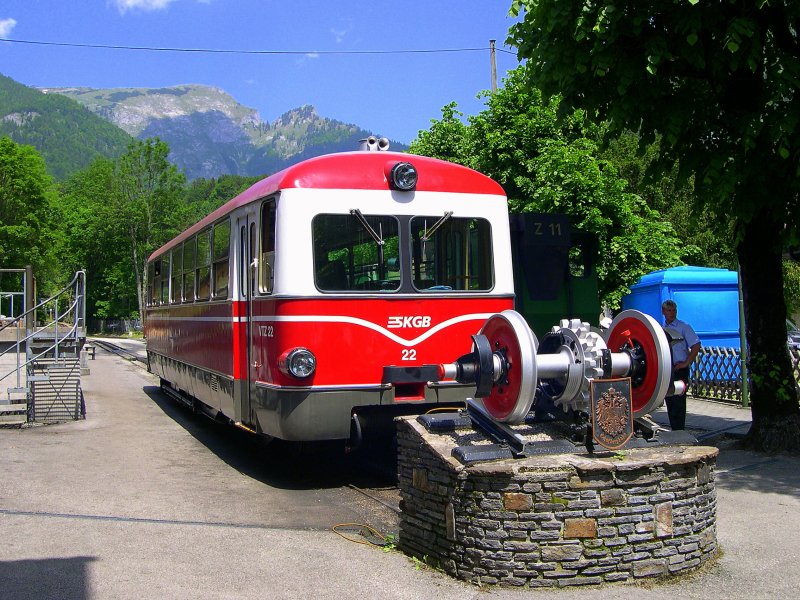 Salzkammergut 2009 - Ich denke, absolut einzigartig drfte der Dieseltriebwagen der Schafbergbahn sein. Hier steht das gute Stck am 25.05.2009 in der Talstation.