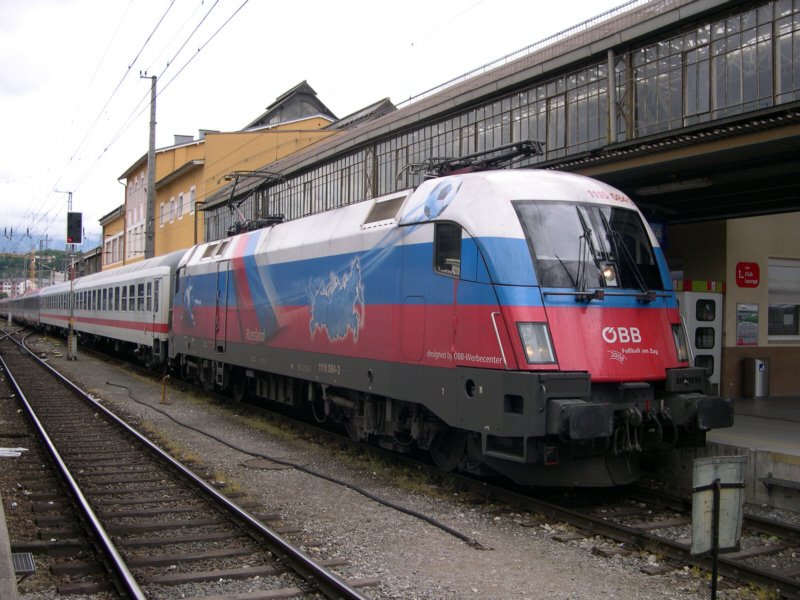 Salzkammergut 2009 - Mit 1116 084-3  Russland  war am 16.05.2009 der IC 65 M�nchen-Wien bespannt. Hier h�lt der Zug gerade in Salzburg. An der Spitze werden zwei DB InterRegio-Wagen nach Wien �berf�hrt. F�r den Spatz vorn rechts im Schriftzug  Siemens  war die Lok wohl ein klein wenig zu schnell oder er zu langsam.