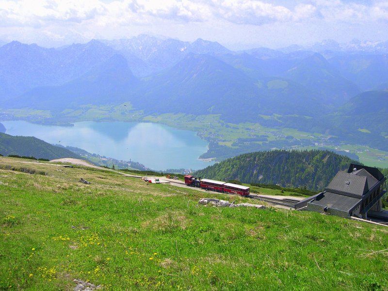 Salzkammergut 2009 - Vom Gipfel des Schafberges geht der Blick ber die Bergstation und den Wolfgangsee hin zu den Hohen Tauern. Unser Altbundeskanzler Helmut Kohl machte brigens in dieser Gegend auch immer Urlaub! 25.05.2009