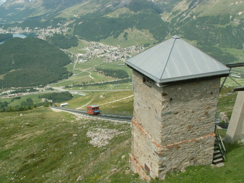 Samedan/Engadin.Bergbahn Muottas Muragl(1907)Wagen Nr.2 kurz vor der Bergstation auf 2456 m..M.Im Tal unten sieht man Celerina und St.Moritz.
25.06.09
