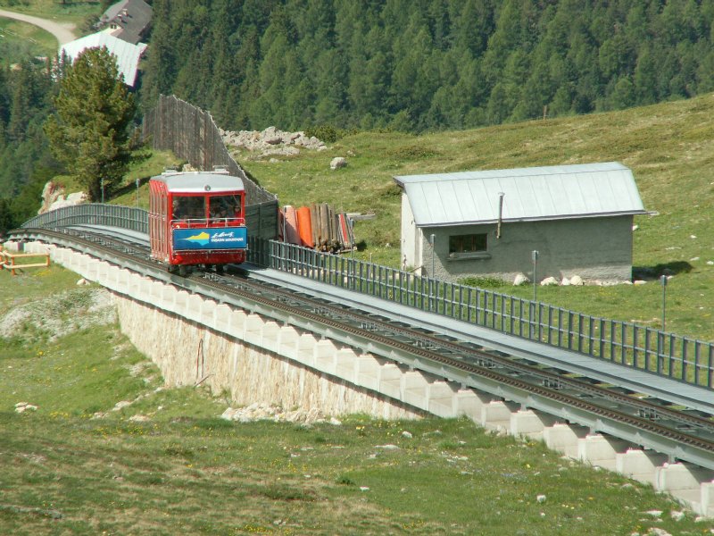 Samedan/Engadin.Wagen der Muottas Muragl Bahn(MBB)auf der Bergfahrt,schon ausserhalb der Baumgrenze.25.06.09