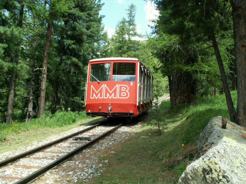 Samedan/Engadin.Wagen Nr.2 der MMB auf Bergfahrt,hier noch im Wald.25.06.09