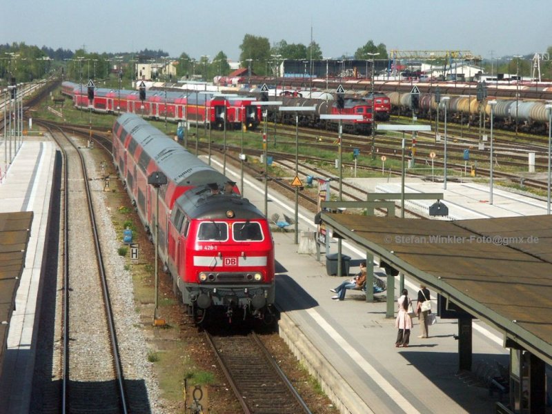 Samstag 25.04.2008, 218428 fhrt nach Mhldorf am Inn ein mit einer Dosto-Garnitur. Hinten der Gbf mit einer 232, einer V60 Typy und einer 290/294 (ganz versteckt und hier nicht zu sehen, stand aber dort). Im Bw im Rcken des Fotografen stapelten sich regelrecht die 217/218 und 225er. EIn Besuch in diesem Dieselparadies lohnt sich und kann empfohlen werden!