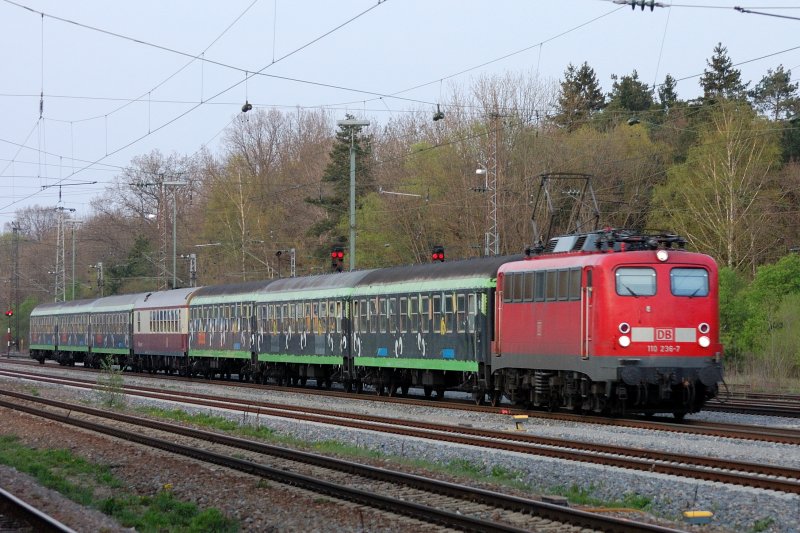 Samstag Abend, 19:49 Uhr, und pltzlich war er gar nicht mehr ngstlich... 110 236-7 schleppt den  Kleinen Feigling  - Express von Mnchen nach Stuttgart. So was buntes und originelles hatte ich auch noch nicht vor der Linse. Nur das Licht ging leider  schon langsam zur Neige...