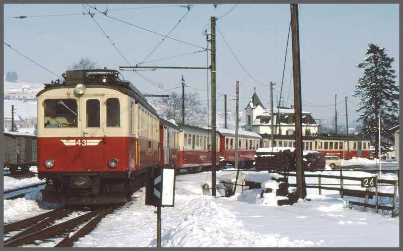 Sandwich-Zug nach Wasserauen verlsst Appenzell mit fhrendem BDe 4/4 47 und geschlepptem ABe 4/4 43. (Archiv 03/82)
