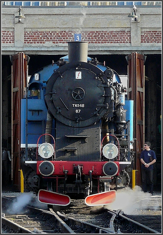 Sanft dampft die Tkt 48-87 am Abend des 27.09.09 in den Rundschuppen in Mariembourg. (Jeanny)