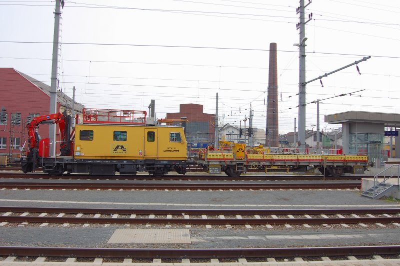 Sanft gew�lbte Schienen und nach oben gezogene Oberleitung... das Einsatzgebiet des Fahrleitunginstandhaltungsfahrzeug. Nur da� hier die sparsam eingesetzte Fisheye-Asymmetrie die Ursache ist. MTW 10 der  Alpine Energie  mit Beiwagen zur Spannungspr�fung des Fahrdrahtes kriecht zu seinem n�chsten Einsatzort.