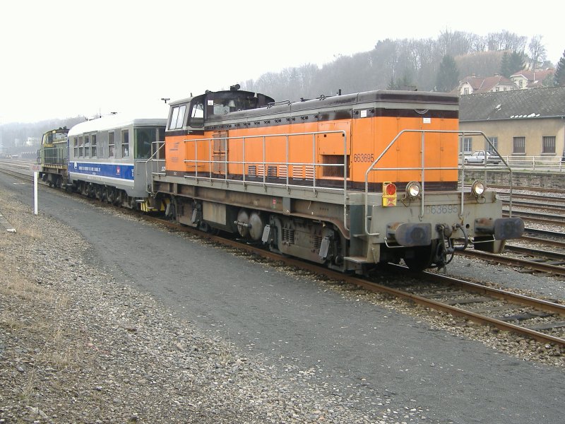Sarreguemines 
SNCF
BB 63695 mit Gleismezug und BB 63761
21.03.2006