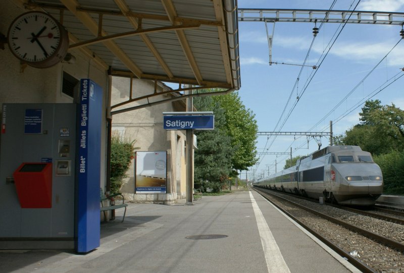 Satigny, die drittwestlichste SBB Station, durch die gerade der SNCF TGV 6572 Richtung Paris fhrt. 
5. September 2008