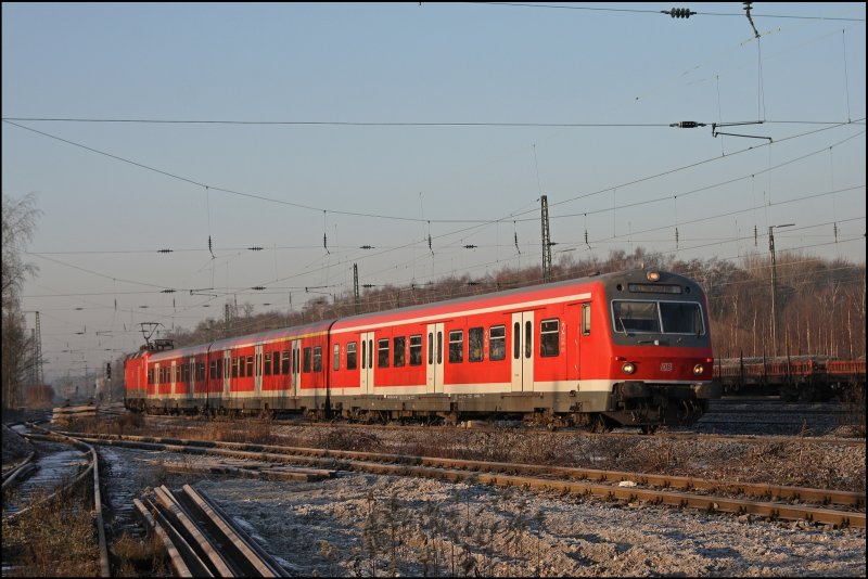 Saubere S-Bahnen gibt es auch: Ein Zug der Linie S1 erreicht am Morgen des 30.12.2008 Bochum-Ehrenfeld.