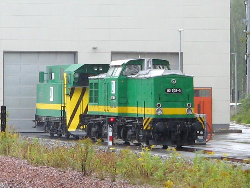 Sauwetter am 09.09.07 in Stollberg, wo die RISS 112 708 mit einem Schneepflug der Bauart Meiningen vor der neuen Fahrzeughalle steht