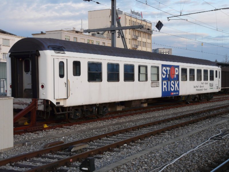 SBB / BFU - STOP RISK  Dienstwagen X 60 85 99-33 927-2  ( ex RIC Personenwagen 2 Kl.) abgestellt im areal des Personenbahnhofs von Biel / Bienne am 27.01.2008