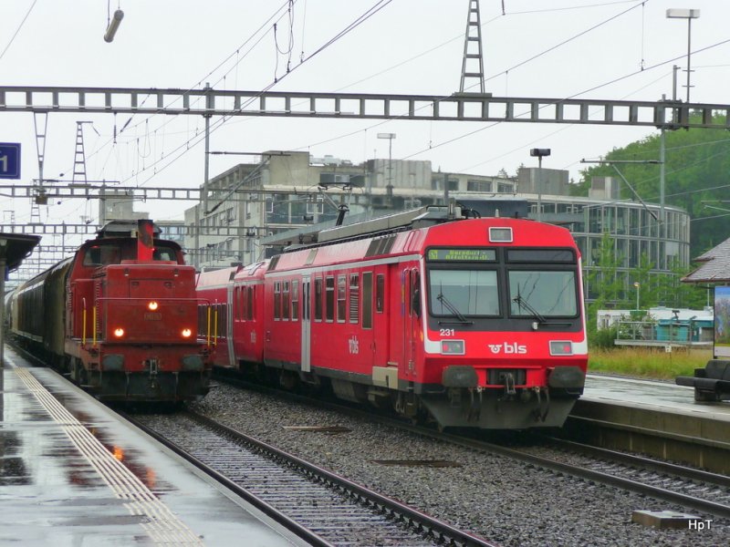 SBB / bls - Rangierlok Bm 4/4 1841 neben Regio nach Burgdorf im Bahnhof von Zollikofen am 23.06.2009
