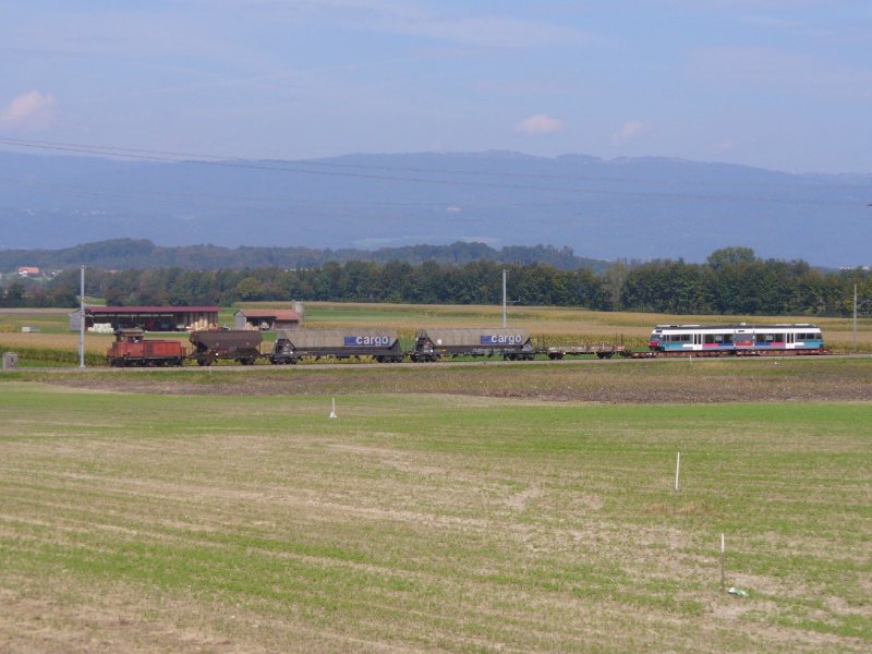 SBB + BTI-asm / SBB Carco Gterzug mit Diesellok  Em 3/3  18837 und 1 Tgpps und 2 Tagnpps und 1 Xs und 2 Rollschemmel Uaikk beladen mit asm / BTI Triebwagen Be 2/6  509 zwischen Kallnach und Frschels am 17.09.2007