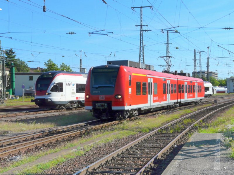 SBB & DB - Im Bahnhof Singen begegnen sich der SBB Triebwagen 526 651-5 und der DB Triebwagen 426 013-9 am 31.08.2009