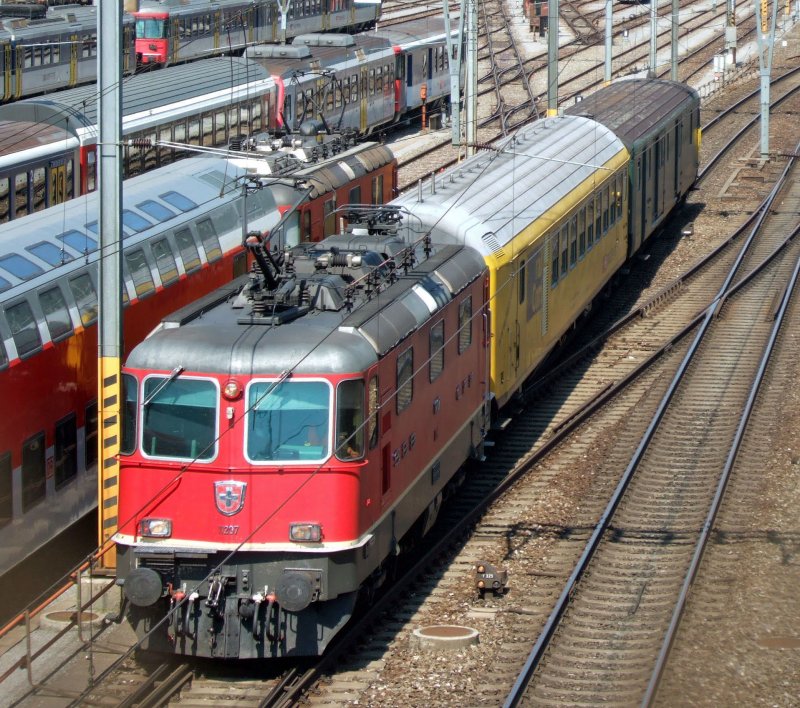 SBB-???: Die Re 4/4  11207 nhert sich mit grosser Geschwindigkeit dem Bahnhof Olten am 16.7.09. Ich gebe zu, dass ich keine Ahnung davon habe, fr wen und was dieser ex. Bpm unterwegs ist.