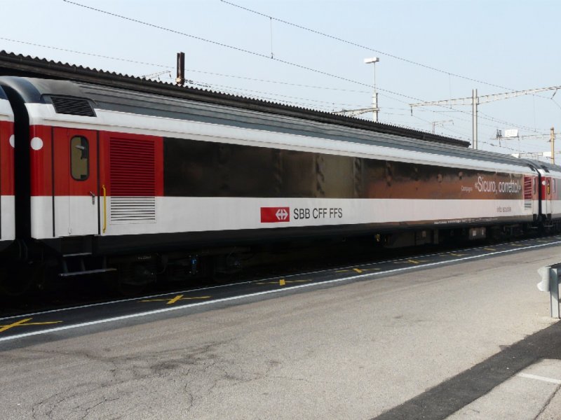 SBB - ( ex RIC Personenwagen ) Schulinfowagen   Sicuro, corretto !   X 60 85 90-70 929-2 in Chiasso am 23.02.2008