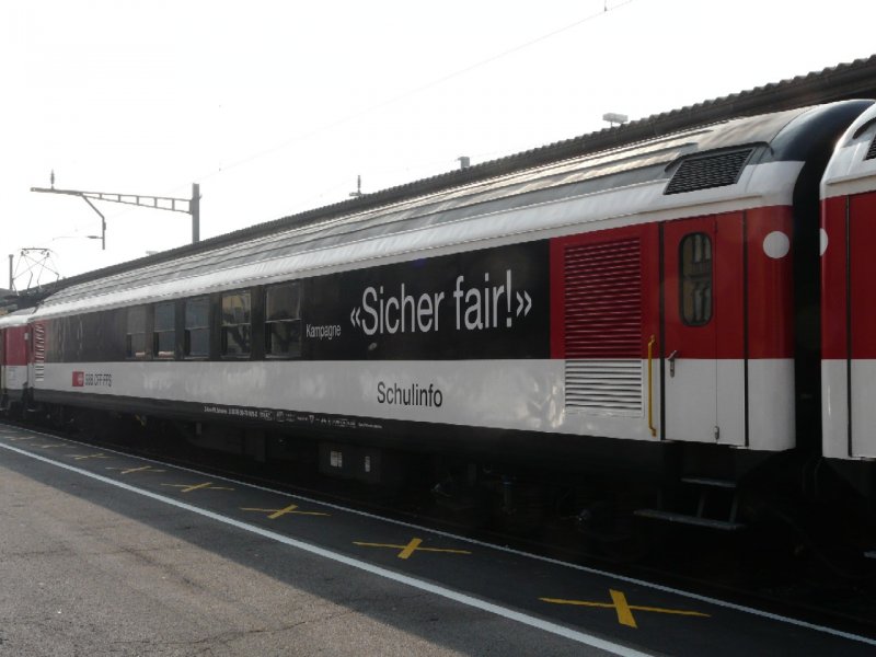 SBB - ( ex RIC Personenwagen ) Schulinfowagen   Sicher fair !   X 60 85 99-70 927-6 in Chiasso am 23.02.2008