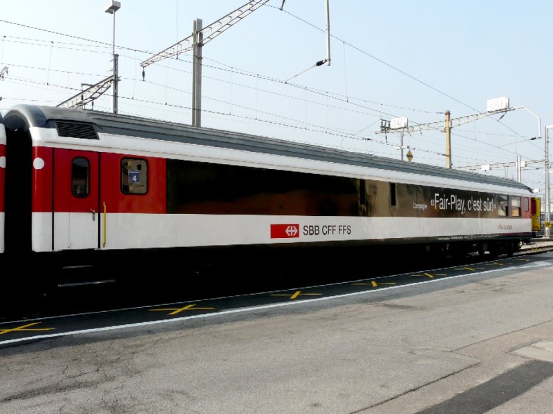 SBB - ( ex RIC Personenwagen )Schulinfowagen   Fair-Play , c`est sr !   X 60 85 90-70 928-4 in Chiasso am 23.02.2008