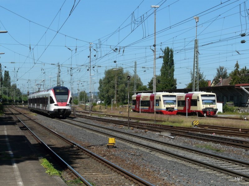 SBB + HzL - SBB Triebwagen RABe 521 005-9 unterwegs nach Singen -Engen und 2 Triebwagen der HZL VT 252 + VT 47 im Bahnhofsareal von Radolfzell am 31.08.2009