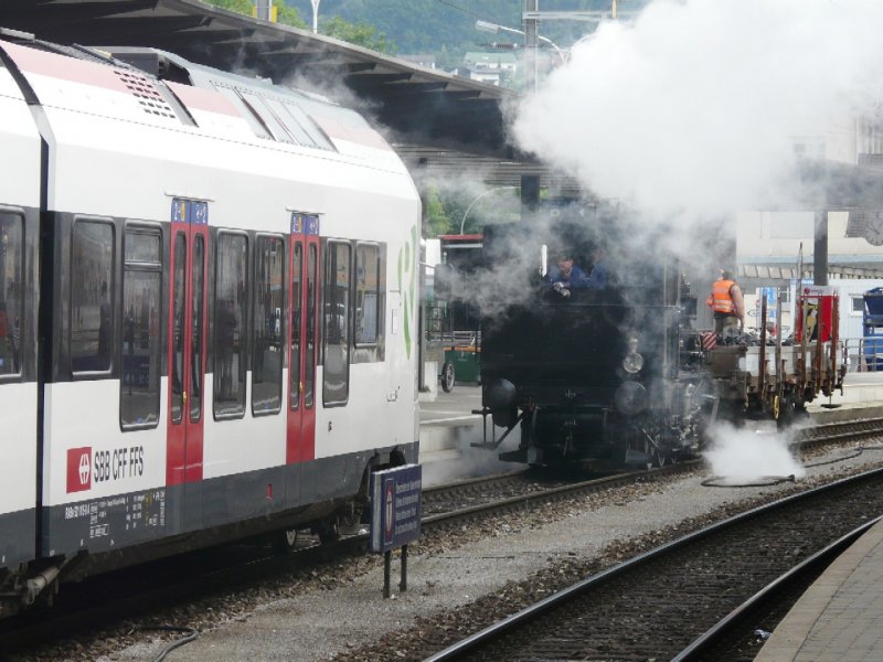 SBB / OeBB - Triebzug 521 015-8 bei der einfahrt in das Besteztes Geleise 1 mit Dampflok E 3/3 2 der OeBB im Bahnhof von Olten am 14.06.2008