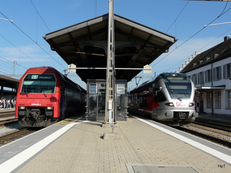 SBB + SOB - Bahnhof Pfffikon mit S-Bahn Zrich Lok 450 025-2 und Regio nach Einsiedeln mit dem RABe 526 044-3 am 07.09.2009