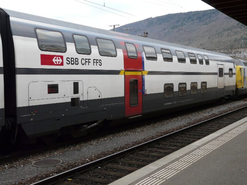 SBB - 1 Kl. Doppelstock Personenwagen mit Dienst/Gepckabteil AD 50 85 86-94 020-9 im Bahnhof von Biel / Bienne am 19.01.2008