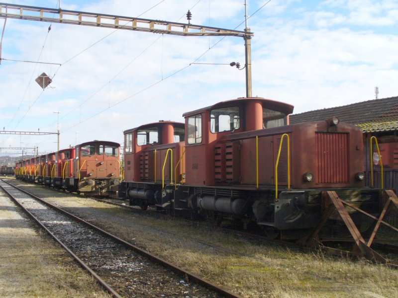 SBB - 12 Rangierloks hintereinander Abgestellt - Tm 2/2 9671 + 10 weitere Tm 2/2 sowie Tem 2/2 279 im Areal des SBB Gterbahnhof von Biel / Bienne am 02.02.2008