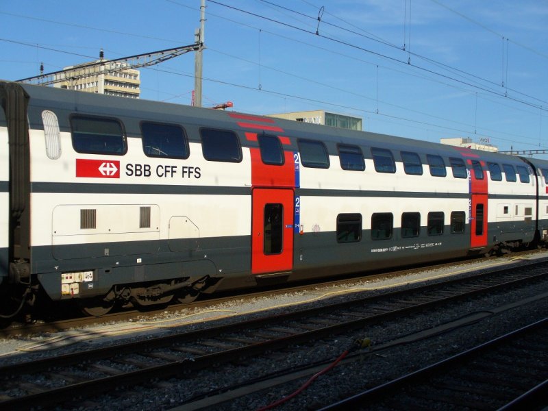 SBB - 2 Kl. Doppelstock Personenwagen B 50 85 26-94 084-8  im Bahnhof von Biel/Bienne am 20.09.2007