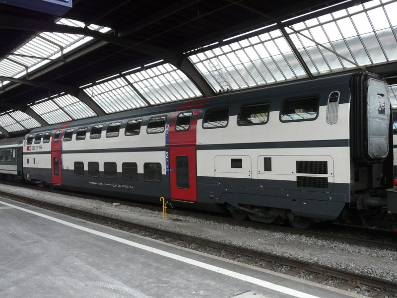 SBB - 2 Kl. Doppelstockwagen B 50 85 26-94 048-3 im Hauptbahnhof Z�rich unterwegs am 20.02.2009