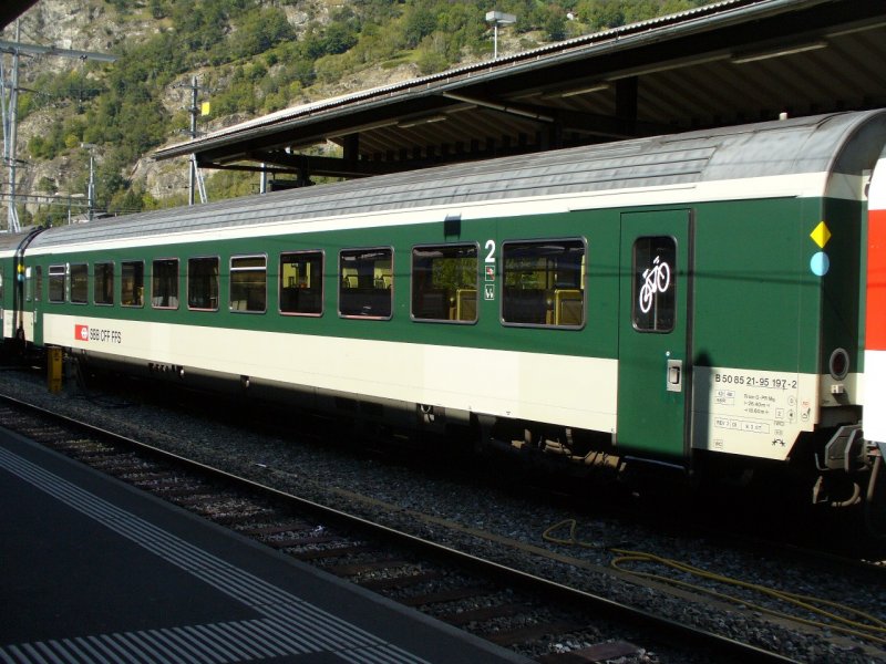 SBB - 2 Kl. Personenwagen B  50 85 21-95 197-2 im Bahnhof von Brig am 20.09.2007