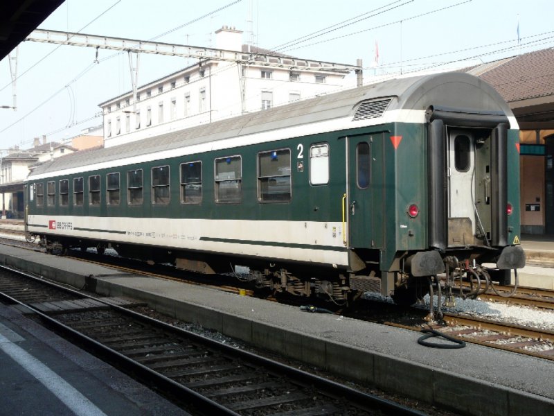 SBB - 2 Kl. Personenwagen Bpm 51 85 21-70 395-0 im Bahnhof von Chiasso am 23.02.2008