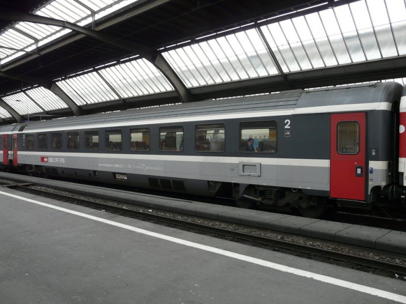 SBB - 2 Kl. Personenwagen Bpm 61 85 20-90 223-9 im Hauptbahnhof Zrich unterwegs am 20.02.2009